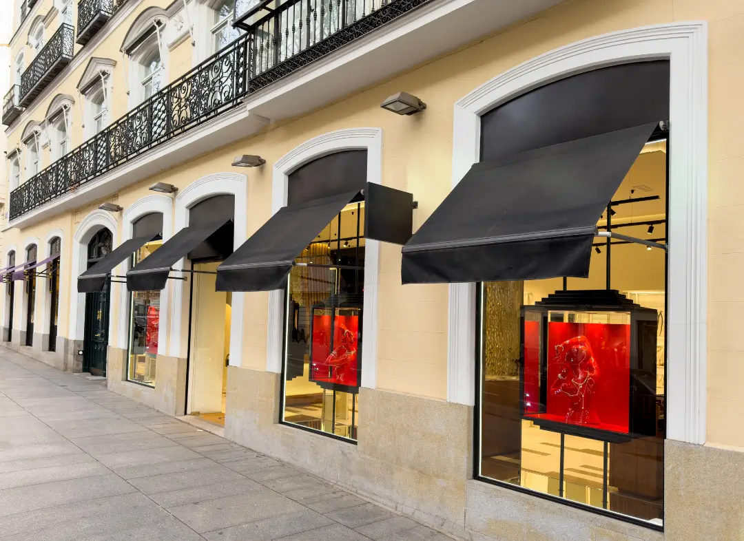 Façade vitrine de magasin en aluminium sur mesure à Clermont-l'Hérault